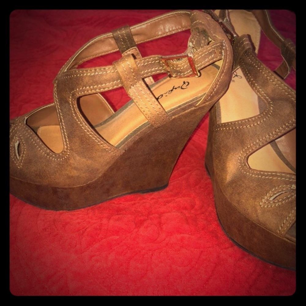 **CLEARANCE**Darling wedges!